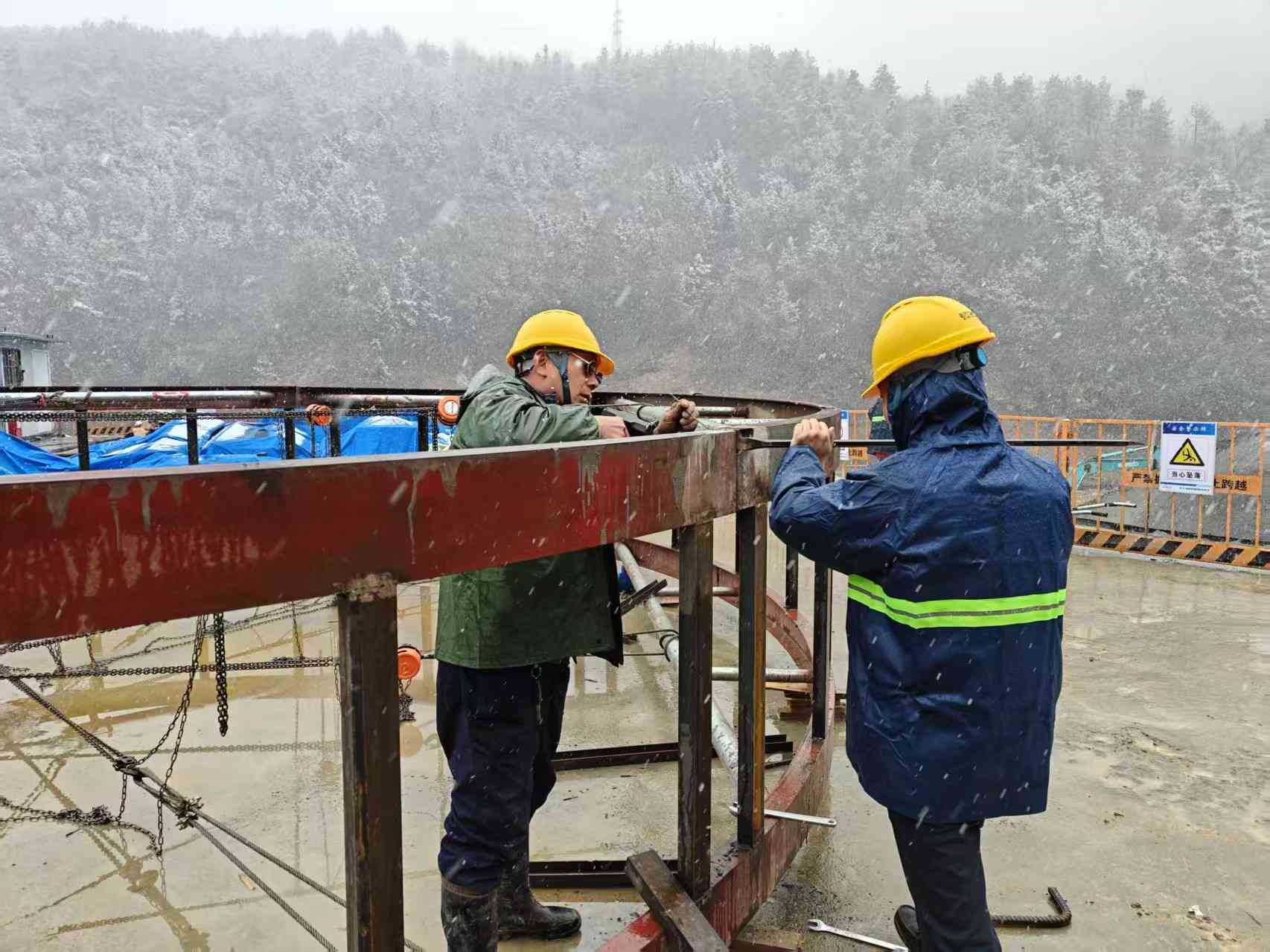 豎井工人冒雪進行鎖口段施工 豎井工人冒雪進行鎖口段施工