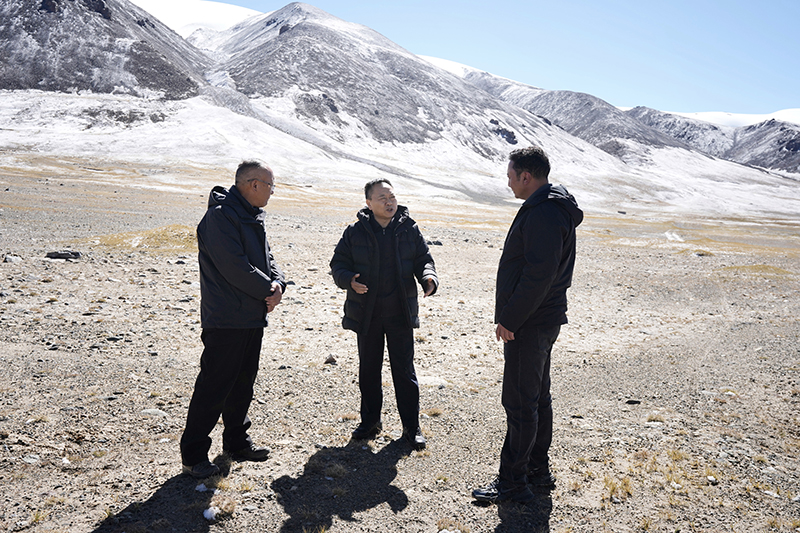 李國(guó)英在唐古拉山脈主峰格拉丹東雪山西南側(cè)調(diào)研　