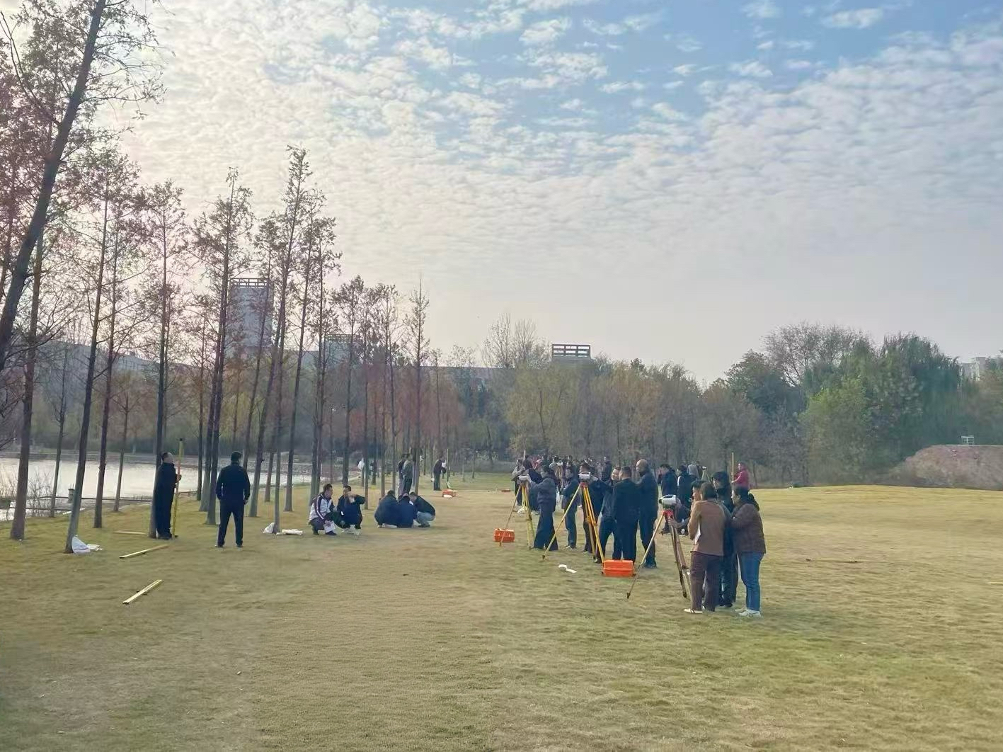 河道修防工班學員在室外進行水準測量實操 河道修防工班學員在室外進行水準測量實操